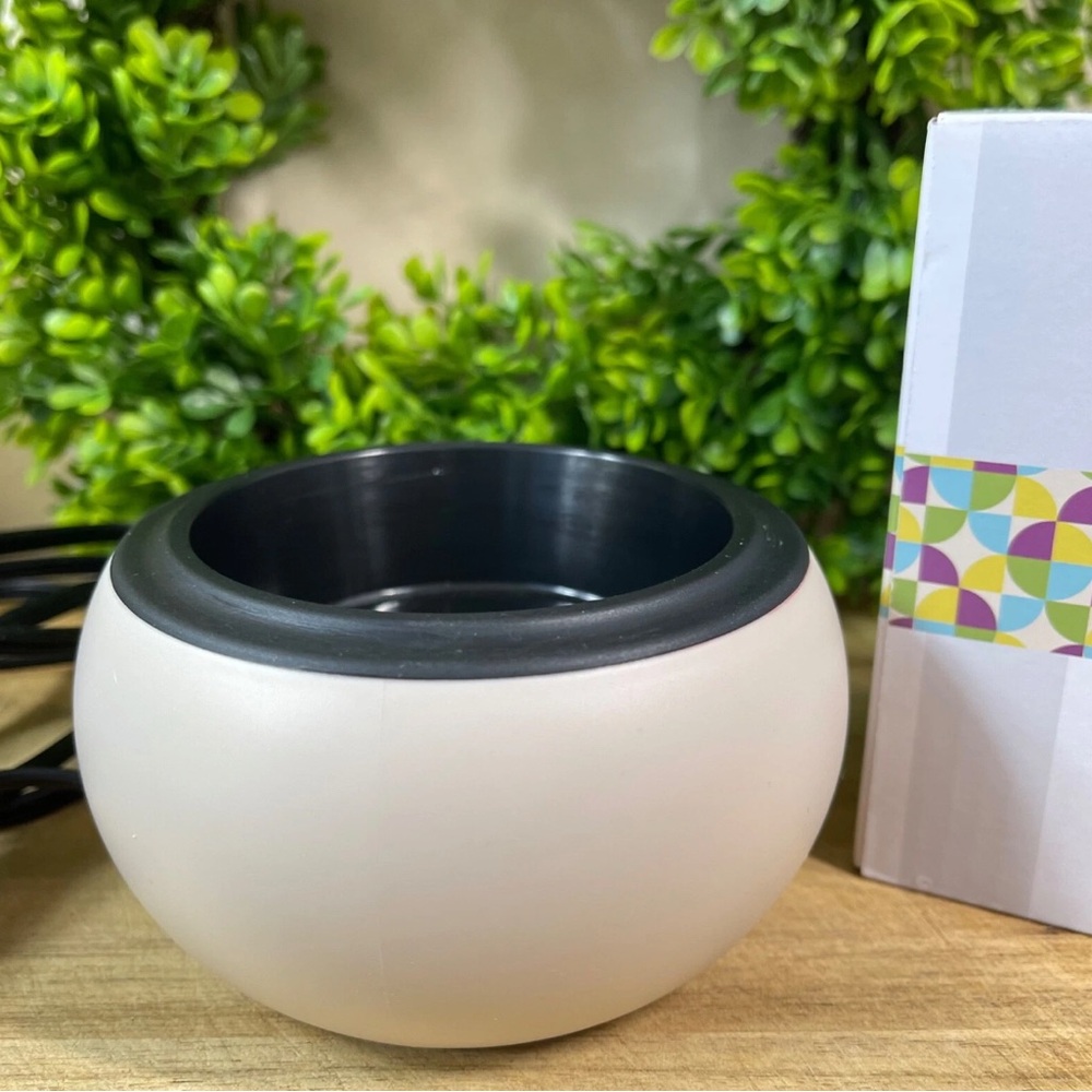 Scentsy Mod Warmer in Taupe - NEW with 4 Scentsy Bar Wax Melts